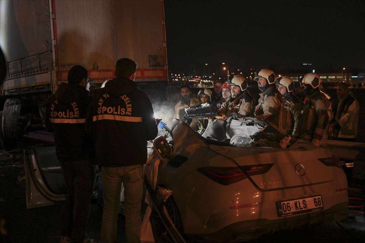 TIR’ın altına giren lüks otomobil, 2 kişiye mezar oldu 7